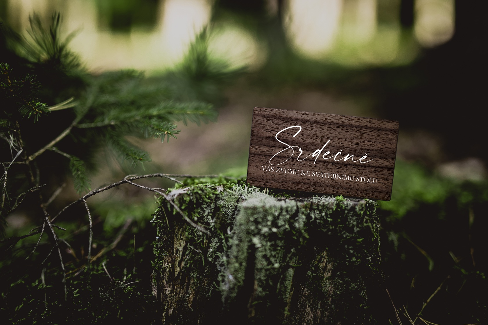 Dřevěná svatební pozvánka z ořechové dýhy s bílým tiskem